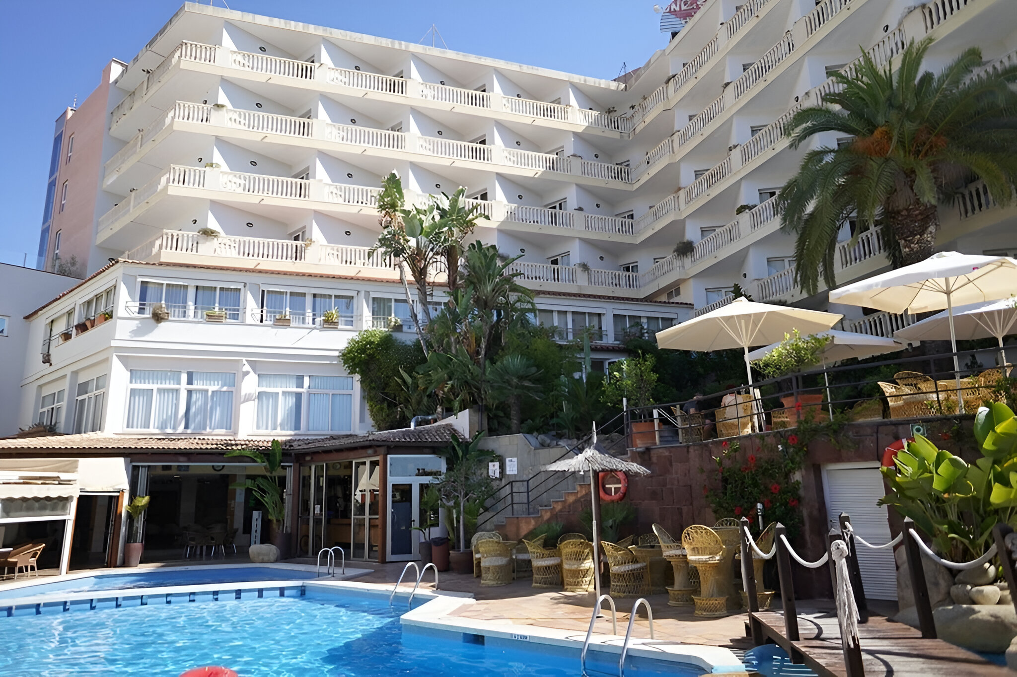 Willkommen im Alba Seleqtta Hotel, wo Entspannung auf Komfort trifft! Unser einladender Poolbereich ist von üppiger Vegetation umgeben und bietet Ihnen die perfekte Kulisse, um die Sonne zu genießen. Lehnen Sie sich in einer der komfortablen Liegen zurück, während Sie die sanfte Brise und das beruhigende Plätschern des Wassers erleben. Genießen Sie erfrischende Getränke an der Poolbar oder lassen Sie den Tag bei einem köstlichen Snack auf der Terrasse ausklingen. Ihr Traumurlaub beginnt hier!