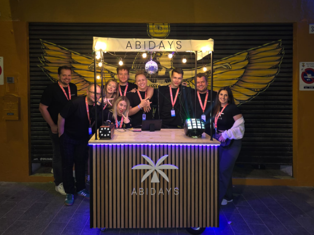 Das ABIDAYS Team, mit dem ABIDAYS Info Point vor einem Club.